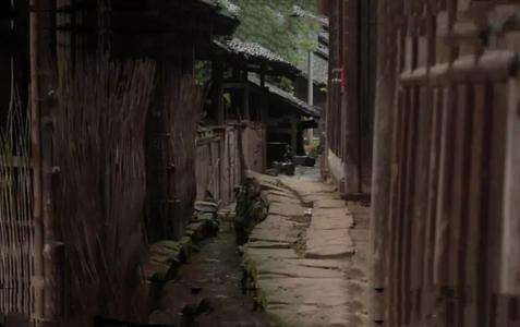 中銳空氣能熱泵熱水設備為貧困學?！八腿ァ睖嘏?/></p><p><br/></p><p>    所以，為了防止“裝得起，用不起，只能擺著好看”這種尷尬的情況發(fā)生，校方在選購學校熱水設備的時候，不僅要考慮到質量問題，還需要考慮后期使用成本的問題。</p><p>    這不，湖南省洛陽市寨坪村當地的一所小學進行熱水設備改造時，就選擇了中銳<a href=